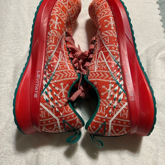 Brooks Women’s Levitate 5 Run Merry Christmas running Shoes - Picture 5 of 8